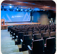 Auditório do SEO Summit com dois palcos