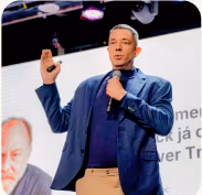 Palestrante no palco do SEO Summit