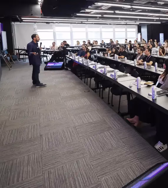 Auditório do SEO Summit durante palestra na ESPM