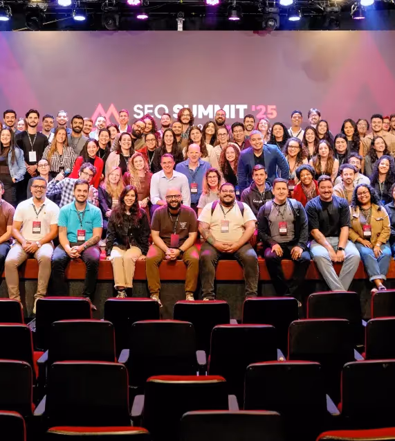 Participantes do SEO Summit '25 reunidos no palco